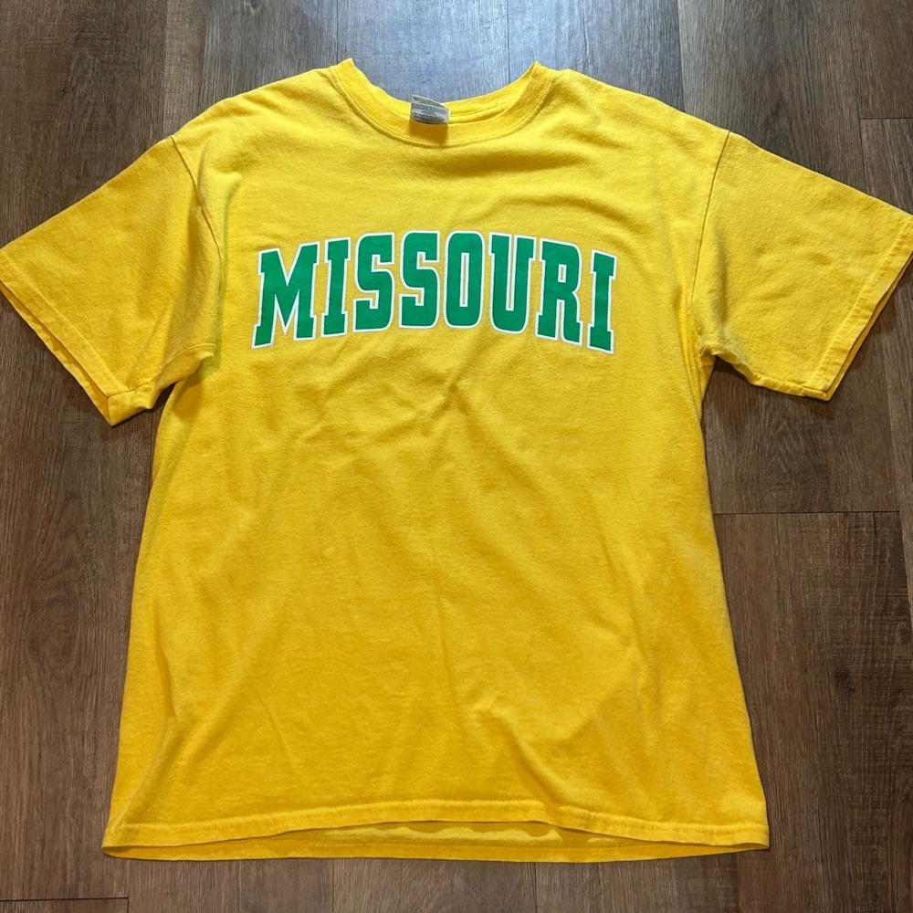 Gildan Heavy Cotton Missouri Graphic T-Shirt Yellow Green Mens Medium M